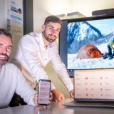 Le professeur Alexandre Cotting (premier plan) et Bryan Spahr, collaborateur scientifique, ont développé une application mobile et une plateforme de formation à distance au service de la médecine de montagne.